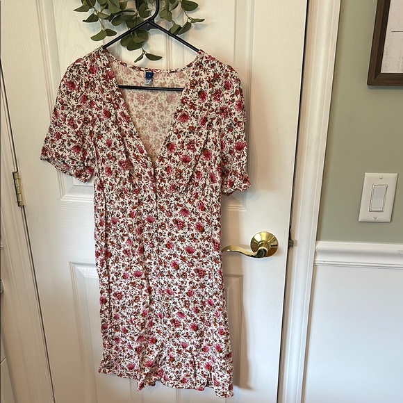 Old Navy Dresses & Skirts - 🌸 OLD NAVY Floral V-Neck Dress 🌸